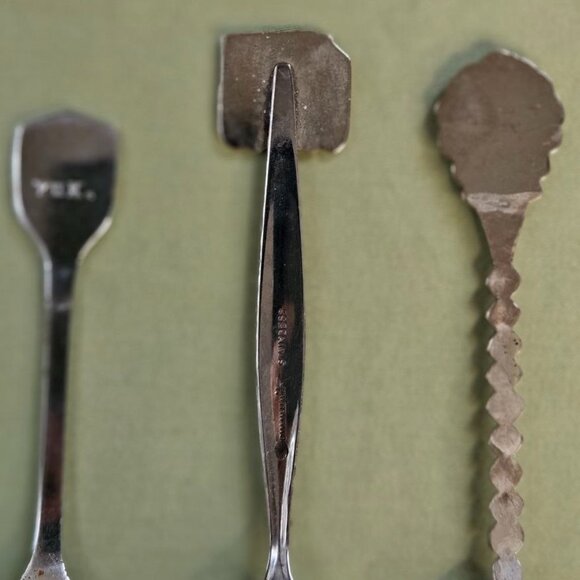4"- 4.5" Lot of‎ 3 Vintage Yukon, Alberta, Quebec Souvenir Travel Spoons Canada - Picture 6 of 10